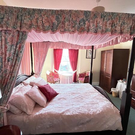 Bed and Breakfast White Court Лландидно Экстерьер фото