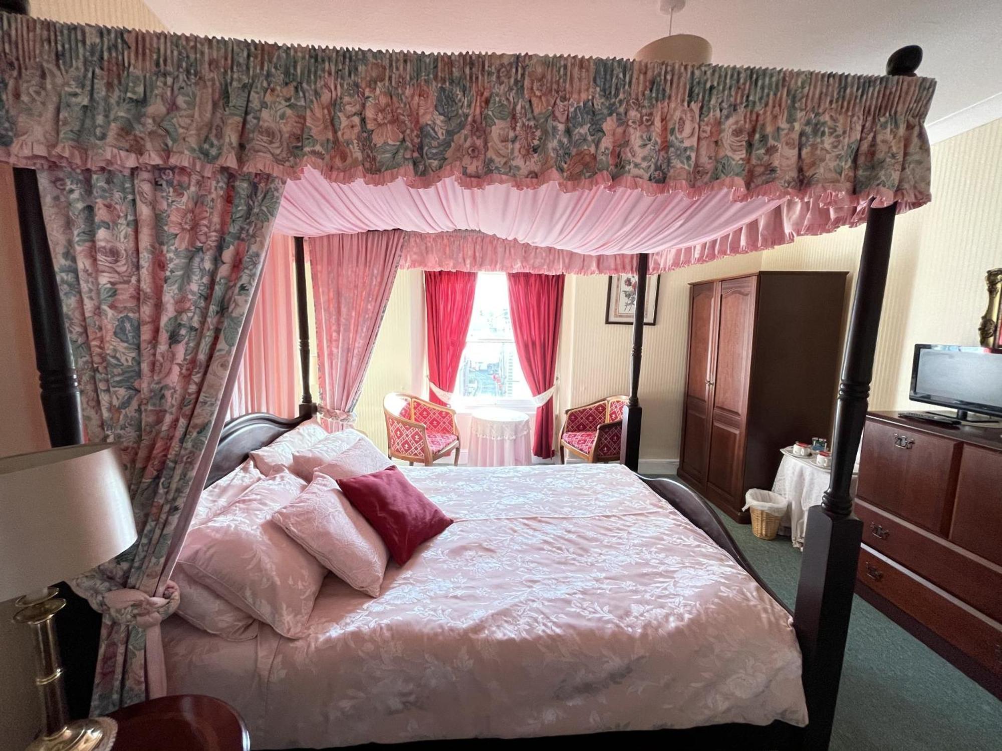 Bed and Breakfast White Court Лландидно Экстерьер фото